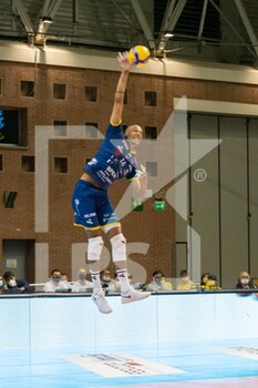 2021-11-07 - Nimir AbdelAziz (Modena) serve - CONSAR RAVENNA VS LEO SHOES MODENA - SUPERLEAGUE SERIE A - VOLLEYBALL