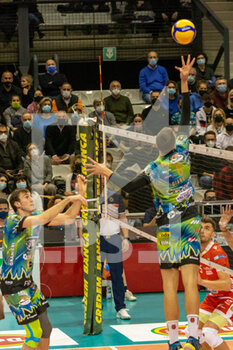 2021-11-21 - One hand set by Simone Giannelli (Perugia) - CONSAR RAVENNA VS SIR SAFETY CONAD PERUGIA - SUPERLEAGUE SERIE A - VOLLEYBALL