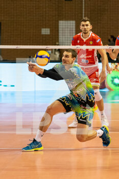 2021-11-21 - Simone Giannelli (Perugia) unusual bagher set - CONSAR RAVENNA VS SIR SAFETY CONAD PERUGIA - SUPERLEAGUE SERIE A - VOLLEYBALL