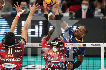 2021-11-24 - leal yoandy (n17 leo shoes perkingelmer modena) schiaccia - SIR SAFETY CONAD PERUGIA VS LEO SHOES MODENA - SUPERLEAGUE SERIE A - VOLLEYBALL