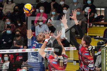 2021-11-24 - leal yoandy (n17 leo shoes perkingelmer modena) schiaccia - SIR SAFETY CONAD PERUGIA VS LEO SHOES MODENA - SUPERLEAGUE SERIE A - VOLLEYBALL