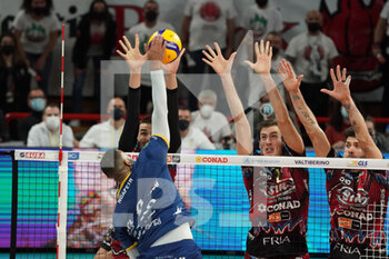 2021-11-24 - ngapeth earvin (n.9 leo shoes perkingelmer modena) schiaccia - SIR SAFETY CONAD PERUGIA VS LEO SHOES MODENA - SUPERLEAGUE SERIE A - VOLLEYBALL