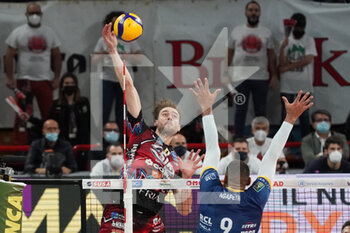 2021-11-24 - rychlicki kamil (n.8 sir safety conad perugia) vs ngapeth earvin (n.9 leo shoes perkingelmer modena) - SIR SAFETY CONAD PERUGIA VS LEO SHOES MODENA - SUPERLEAGUE SERIE A - VOLLEYBALL