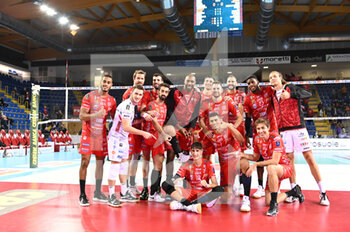 2021-11-24 - Group photo of the players of the Cucine Lube Civitanova after the match - CUCINE LUBE CIVITANOVA VS CONSAR RAVENNA - SUPERLEAGUE SERIE A - VOLLEYBALL