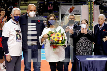 2021-11-24 - Vincenzo Fanizza delivers a bouquet of flowers to parente and grandparents of Federica De Luca and little Andrea tragically disappeared on june 7, 2016 - PRISMA TARANTO VS ITAS TRENTINO - SUPERLEAGUE SERIE A - VOLLEYBALL