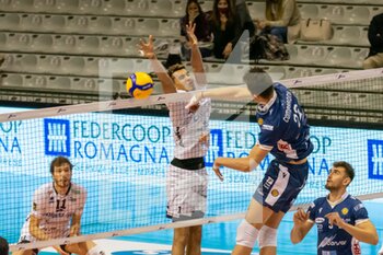 2021-11-27 - Francesco Comparoni (Ravenna) spike against the block of Barthelemy Chinenyeze (Milano) - CONSAR RAVENNA VS ALLIANZ MILANO - SUPERLEAGUE SERIE A - VOLLEYBALL