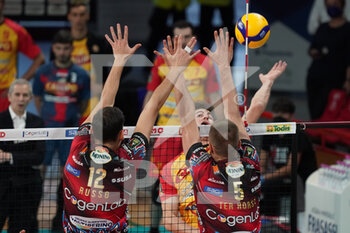 2021-12-05 - roberto russo (n.12 sir safety conad perugia) sir05 a muro - SIR SAFETY CONAD PERUGIA VS TONNO CALLIPO VIBO VALENTIA - SUPERLEAGUE SERIE A - VOLLEYBALL