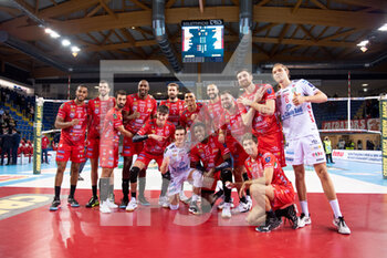 2021-11-18 - Group photo of the players of the Cucine Lube Civitanova after the match - CUCINE LUBE CIVITANOVA VS PRISMA TARANTO - SUPERLEAGUE SERIE A - VOLLEYBALL
