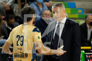 2021-12-04 - Radostin Stoytchev - Head Coach - Verona Volley discute con Federico Bonami - Verona Volley - VERONA VOLLEY VS CONSAR RAVENNA - SUPERLEAGUE SERIE A - VOLLEYBALL