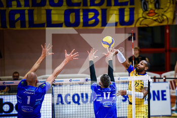 2021-12-05 - Leal Yoandy  attack(Leo Shoes Modena) - TOP VOLLEY CISTERNA VS LEO SHOES MODENA - SUPERLEAGUE SERIE A - VOLLEYBALL