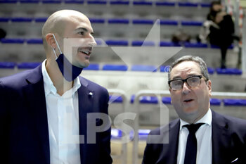 2021-12-08 - Fabio Soli Top Volley Cisterna and Vincenzo Di Pinto Prisma Taranto as they speak.
 - PRISMA TARANTO VS TOP VOLLEY CISTERNA - SUPERLEAGUE SERIE A - VOLLEYBALL