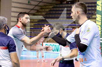 2021-12-08 - Marco Falaschi Prisma Taranto and Michele Baranowicz Top Volley Cisterna at the start of the game. - PRISMA TARANTO VS TOP VOLLEY CISTERNA - SUPERLEAGUE SERIE A - VOLLEYBALL