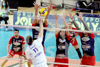 2021-12-08 - Petar Dirlic Top Volley Cisterna squashed. - PRISMA TARANTO VS TOP VOLLEY CISTERNA - SUPERLEAGUE SERIE A - VOLLEYBALL
