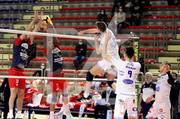 2021-12-08 - Andrea Rondoni Top Volley Cisterna squashed. - PRISMA TARANTO VS TOP VOLLEY CISTERNA - SUPERLEAGUE SERIE A - VOLLEYBALL