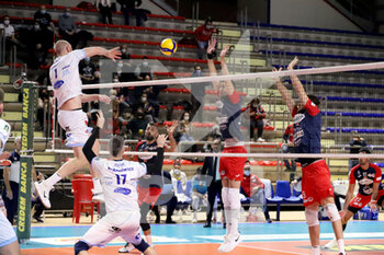 2021-12-08 - Aidan Zingel Top Volley Cisterna squashed. - PRISMA TARANTO VS TOP VOLLEY CISTERNA - SUPERLEAGUE SERIE A - VOLLEYBALL