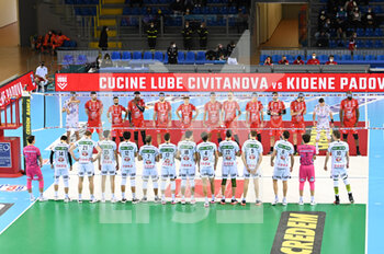 2021-12-26 - I giocatori delle due squadre schierati in campo - CUCINE LUBE CIVITANOVA VS KIONE PADOVA - SUPERLEAGUE SERIE A - VOLLEYBALL