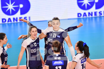2021-11-17 - Happiness of ASP Thetis Voulas Athens players - ASP THETIS VOULAS ATHENS VS SAVINO DEL BENE SCANDICCI - CHALLENGE CUP WOMEN - VOLLEYBALL