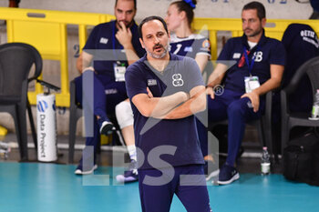 2021-11-17 - Georgios Rousis (Head Coach ASP Thetis Voulas Athens) - ASP THETIS VOULAS ATHENS VS SAVINO DEL BENE SCANDICCI - CHALLENGE CUP WOMEN - VOLLEYBALL