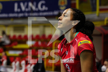 2021-12-08 - Alexa Gray #8 of UYBA Unet E-Work Busto Arsizio looks on during the CEV Cup 2021/22 volleyball match between UYBA Unet E-Work Busto Arsizio and Allianz MTV Stuttgart at E-Work Arena, Busto Arsizio, Italy on December 08, 2021 - UNET E-WORK BUSTO ARSIZIO VS ALLIANZ MTV STUTTGART - CEV CUP WOMEN - VOLLEYBALL