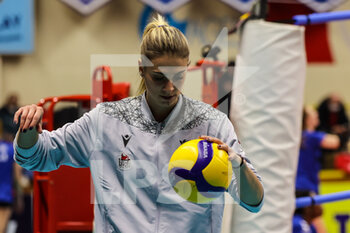 2021-12-08 - Jovana Stevanovic #15 of UYBA Unet E-Work Busto Arsizio warms up during the CEV Cup 2021/22 volleyball match between UYBA Unet E-Work Busto Arsizio and Allianz MTV Stuttgart at E-Work Arena, Busto Arsizio, Italy on December 08, 2021 - UNET E-WORK BUSTO ARSIZIO VS ALLIANZ MTV STUTTGART - CEV CUP WOMEN - VOLLEYBALL