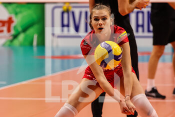 2021-12-08 - Adelina Ungureanu #19 of UYBA Unet E-Work Busto Arsizio warms up during the CEV Cup 2021/22 volleyball match between UYBA Unet E-Work Busto Arsizio and Allianz MTV Stuttgart at E-Work Arena, Busto Arsizio, Italy on December 08, 2021 - UNET E-WORK BUSTO ARSIZIO VS ALLIANZ MTV STUTTGART - CEV CUP WOMEN - VOLLEYBALL