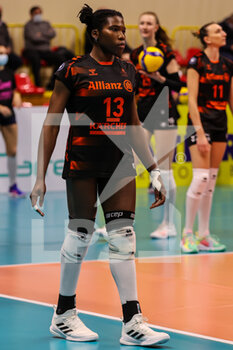 2021-12-08 - Krystal Rivers #13 of Allianz Mtv Stuttgart warms up during the CEV Cup 2021/22 volleyball match between UYBA Unet E-Work Busto Arsizio and Allianz MTV Stuttgart at E-Work Arena, Busto Arsizio, Italy on December 08, 2021 - UNET E-WORK BUSTO ARSIZIO VS ALLIANZ MTV STUTTGART - CEV CUP WOMEN - VOLLEYBALL