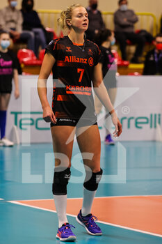 2021-12-08 - Emilie Olimstad #7 of Allianz Mtv Stuttgart warms up during the CEV Cup 2021/22 volleyball match between UYBA Unet E-Work Busto Arsizio and Allianz MTV Stuttgart at E-Work Arena, Busto Arsizio, Italy on December 08, 2021 - UNET E-WORK BUSTO ARSIZIO VS ALLIANZ MTV STUTTGART - CEV CUP WOMEN - VOLLEYBALL