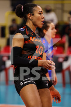 2021-12-08 - Simone Alexandria Lee #10 of Allianz Mtv Stuttgart warms up during the CEV Cup 2021/22 volleyball match between UYBA Unet E-Work Busto Arsizio and Allianz MTV Stuttgart at E-Work Arena, Busto Arsizio, Italy on December 08, 2021 - UNET E-WORK BUSTO ARSIZIO VS ALLIANZ MTV STUTTGART - CEV CUP WOMEN - VOLLEYBALL