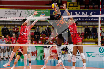 2021-12-08 - Krystal Rivers #13 of Allianz Mtv Stuttgart in action during the CEV Cup 2021/22 volleyball match between UYBA Unet E-Work Busto Arsizio and Allianz MTV Stuttgart at E-Work Arena, Busto Arsizio, Italy on December 08, 2021 - UNET E-WORK BUSTO ARSIZIO VS ALLIANZ MTV STUTTGART - CEV CUP WOMEN - VOLLEYBALL