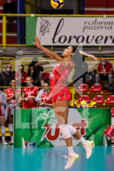 2021-12-08 - Alexa Gray #8 of UYBA Unet E-Work Busto Arsizio in action during the CEV Cup 2021/22 volleyball match between UYBA Unet E-Work Busto Arsizio and Allianz MTV Stuttgart at E-Work Arena, Busto Arsizio, Italy on December 08, 2021 - UNET E-WORK BUSTO ARSIZIO VS ALLIANZ MTV STUTTGART - CEV CUP WOMEN - VOLLEYBALL