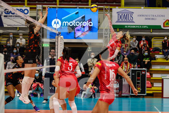 2021-12-08 - Camilla Mingardi #11 of UYBA Unet E-Work Busto Arsizio in action during the CEV Cup 2021/22 volleyball match between UYBA Unet E-Work Busto Arsizio and Allianz MTV Stuttgart at E-Work Arena, Busto Arsizio, Italy on December 08, 2021 - UNET E-WORK BUSTO ARSIZIO VS ALLIANZ MTV STUTTGART - CEV CUP WOMEN - VOLLEYBALL