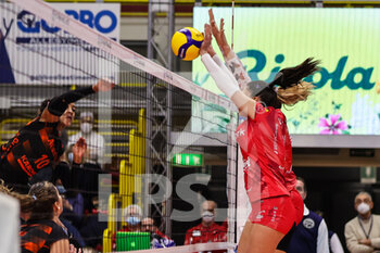 2021-12-08 - Simone Alexandria Lee #10 of Allianz Mtv Stuttgart in action during the CEV Cup 2021/22 volleyball match between UYBA Unet E-Work Busto Arsizio and Allianz MTV Stuttgart at E-Work Arena, Busto Arsizio, Italy on December 08, 2021 - UNET E-WORK BUSTO ARSIZIO VS ALLIANZ MTV STUTTGART - CEV CUP WOMEN - VOLLEYBALL