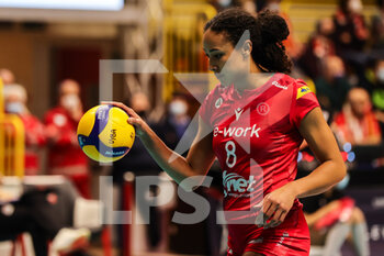 2021-12-08 - Alexa Gray #8 of UYBA Unet E-Work Busto Arsizio looks on during the CEV Cup 2021/22 volleyball match between UYBA Unet E-Work Busto Arsizio and Allianz MTV Stuttgart at E-Work Arena, Busto Arsizio, Italy on December 08, 2021 - UNET E-WORK BUSTO ARSIZIO VS ALLIANZ MTV STUTTGART - CEV CUP WOMEN - VOLLEYBALL