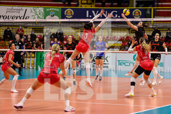 2021-12-08 - Rossella Olivotto #3 of UYBA Unet E-Work Busto Arsizio in action during the CEV Cup 2021/22 volleyball match between UYBA Unet E-Work Busto Arsizio and Allianz MTV Stuttgart at E-Work Arena, Busto Arsizio, Italy on December 08, 2021 - UNET E-WORK BUSTO ARSIZIO VS ALLIANZ MTV STUTTGART - CEV CUP WOMEN - VOLLEYBALL