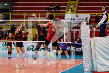 2021-12-08 - Camilla Mingardi #11 of UYBA Unet E-Work Busto Arsizio in action during the CEV Cup 2021/22 volleyball match between UYBA Unet E-Work Busto Arsizio and Allianz MTV Stuttgart at E-Work Arena, Busto Arsizio, Italy on December 08, 2021 - UNET E-WORK BUSTO ARSIZIO VS ALLIANZ MTV STUTTGART - CEV CUP WOMEN - VOLLEYBALL