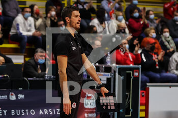 2021-12-08 - Marco Musso head coach of UYBA Unet E-Work Busto Arsizio looks on during the CEV Cup 2021/22 volleyball match between UYBA Unet E-Work Busto Arsizio and Allianz MTV Stuttgart at E-Work Arena, Busto Arsizio, Italy on December 08, 2021 - UNET E-WORK BUSTO ARSIZIO VS ALLIANZ MTV STUTTGART - CEV CUP WOMEN - VOLLEYBALL