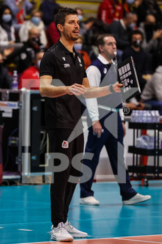 2021-12-08 - Marco Musso head coach of UYBA Unet E-Work Busto Arsizio reacts during the CEV Cup 2021/22 volleyball match between UYBA Unet E-Work Busto Arsizio and Allianz MTV Stuttgart at E-Work Arena, Busto Arsizio, Italy on December 08, 2021 - UNET E-WORK BUSTO ARSIZIO VS ALLIANZ MTV STUTTGART - CEV CUP WOMEN - VOLLEYBALL