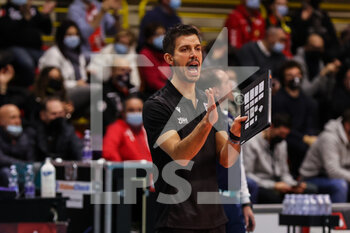 2021-12-08 - Marco Musso head coach of UYBA Unet E-Work Busto Arsizio reacts during the CEV Cup 2021/22 volleyball match between UYBA Unet E-Work Busto Arsizio and Allianz MTV Stuttgart at E-Work Arena, Busto Arsizio, Italy on December 08, 2021 - UNET E-WORK BUSTO ARSIZIO VS ALLIANZ MTV STUTTGART - CEV CUP WOMEN - VOLLEYBALL