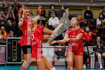 2021-12-08 - Jovana Stevanovic #15 of UYBA Unet E-Work Busto Arsizio, Camilla Mingardi #11 of UYBA Unet E-Work Busto Arsizio and Jordyn Poulter #1 of UYBA Unet E-Work Busto Arsizio celebrate during the CEV Cup 2021/22 volleyball match between UYBA Unet E-Work Busto Arsizio and Allianz MTV Stuttgart at E-Work Arena, Busto Arsizio, Italy on December 08, 2021 - UNET E-WORK BUSTO ARSIZIO VS ALLIANZ MTV STUTTGART - CEV CUP WOMEN - VOLLEYBALL