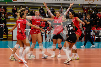 2021-12-08 - Palyers of UYBA Unet E-Work Busto Arsizio celebrate during the CEV Cup 2021/22 volleyball match between UYBA Unet E-Work Busto Arsizio and Allianz MTV Stuttgart at E-Work Arena, Busto Arsizio, Italy on December 08, 2021 - UNET E-WORK BUSTO ARSIZIO VS ALLIANZ MTV STUTTGART - CEV CUP WOMEN - VOLLEYBALL