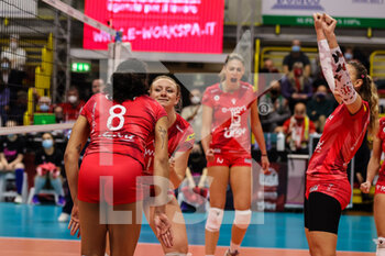 2021-12-08 - Jordyn Poulter #1 of UYBA Unet E-Work Busto Arsizio and Alexa Gray #8 of UYBA Unet E-Work Busto Arsizio celebrate during the CEV Cup 2021/22 volleyball match between UYBA Unet E-Work Busto Arsizio and Allianz MTV Stuttgart at E-Work Arena, Busto Arsizio, Italy on December 08, 2021 - UNET E-WORK BUSTO ARSIZIO VS ALLIANZ MTV STUTTGART - CEV CUP WOMEN - VOLLEYBALL