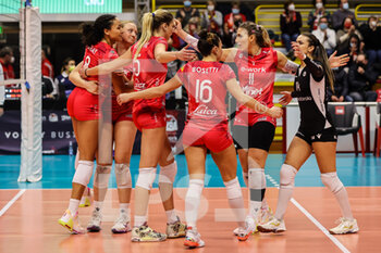 2021-12-08 - Palyers of UYBA Unet E-Work Busto Arsizio celebrate during the CEV Cup 2021/22 volleyball match between UYBA Unet E-Work Busto Arsizio and Allianz MTV Stuttgart at E-Work Arena, Busto Arsizio, Italy on December 08, 2021 - UNET E-WORK BUSTO ARSIZIO VS ALLIANZ MTV STUTTGART - CEV CUP WOMEN - VOLLEYBALL