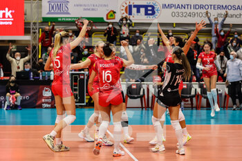 2021-12-08 - Palyers of UYBA Unet E-Work Busto Arsizio celebrate the victory at the end of the match during the CEV Cup 2021/22 volleyball match between UYBA Unet E-Work Busto Arsizio and Allianz MTV Stuttgart at E-Work Arena, Busto Arsizio, Italy on December 08, 2021 - UNET E-WORK BUSTO ARSIZIO VS ALLIANZ MTV STUTTGART - CEV CUP WOMEN - VOLLEYBALL
