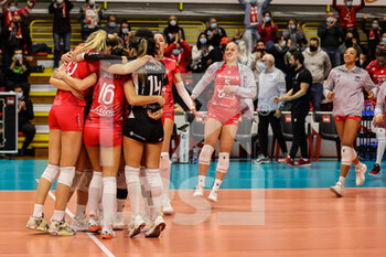 2021-12-08 - Palyers of UYBA Unet E-Work Busto Arsizio celebrate the victory at the end of the match during the CEV Cup 2021/22 volleyball match between UYBA Unet E-Work Busto Arsizio and Allianz MTV Stuttgart at E-Work Arena, Busto Arsizio, Italy on December 08, 2021 - UNET E-WORK BUSTO ARSIZIO VS ALLIANZ MTV STUTTGART - CEV CUP WOMEN - VOLLEYBALL