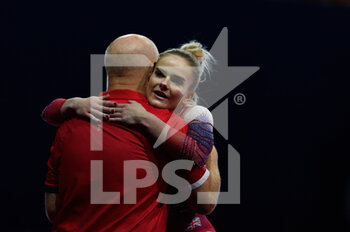 2022-08-13 - 13.8.2022, Munich, Olympiahalle Munich, European Championships Munich 2022: Artistic Gymnastics - Women's Team Final, Alice Kinsella (GBR) getting a hug from her coach - EUROPEAN CHAMPIONSHIPS MUNICH 2022: ARTISTIC GYMNASTICS - WOMEN'S TEAM FINAL - GYMNASTICS - OTHER SPORTS