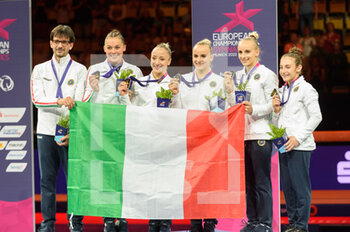 2022-08-13 - 13.8.2022, Munich, Olympiahalle Munich, European Championships Munich 2022: Artistic Gymnastics - Women's Team Final, Team Italy with Martina Maggio, Asia D Amato, Alice D Amato, Angela Andreoli, Giorgia Villa during the victory ceremony - EUROPEAN CHAMPIONSHIPS MUNICH 2022: ARTISTIC GYMNASTICS - WOMEN'S TEAM FINAL - GYMNASTICS - OTHER SPORTS