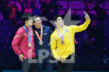 2022-11-06 - Horizontal Bar Medalists: Gold Medal MALONE Brody (USA) Silver Medal HASHIMOTO Daiki (JAP) Bronze Medal MARIANO Arthur (BRA) taking a selfie on the podium - ARTISTIC GYMNASTICS WORLD CHAMPIONSHIPS - APPARATUS WOMEN’S AND MEN’S FINALS - GYMNASTICS - OTHER SPORTS