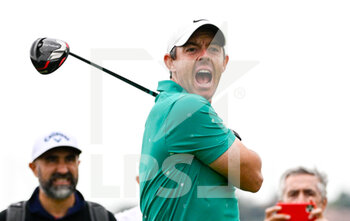 15/09/2022 - Rory McIlroy (NIR) tees off the 11th hole on Day One of the DS Automobiles Italian Open 2022 at Marco Simone Golf Club on September 15, 2022 in Rome, Italy. - DS AUTOMOBILES 79° OPEN D'ITALIA (DAY1) - GOLF - ALTRO