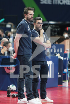 28/01/2022 - Coach Guillaume Gille and Erick Mathe of France during the EHF Euro 2022, Semi Final Handball match between France and Sweden on January 28, 2022 at Budapest Multifunctional Arena in Budapest, Hungary - EHF EURO 2022, SEMI FINAL - FRANCE VS SWEDEN - PALLAMANO - ALTRO