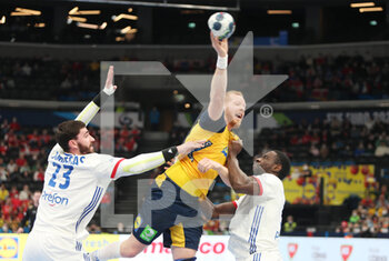28/01/2022 - Jim Gottfridsson of Sweden and Ludovic Fabregas, Karl Konan of France during the EHF Euro 2022, Semi Final Handball match between France and Sweden on January 28, 2022 at Budapest Multifunctional Arena in Budapest, Hungary - EHF EURO 2022, SEMI FINAL - FRANCE VS SWEDEN - PALLAMANO - ALTRO